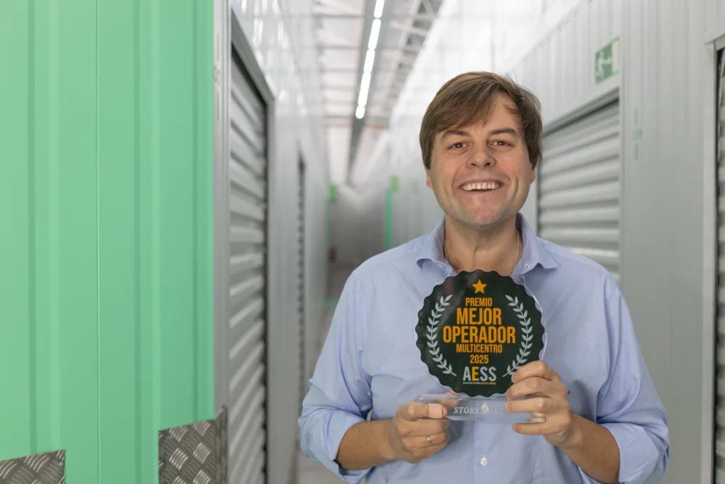 Joaquin Castilo, Co-founder de Storemore, con el Premio a Mejor Operador de trasteros de España